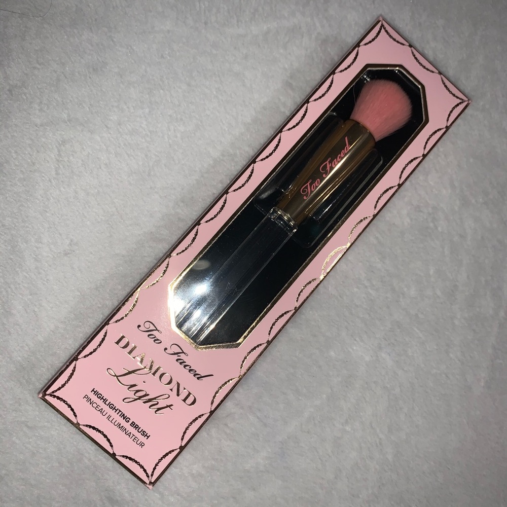 Too Faced Diamond Light Makeup Brush